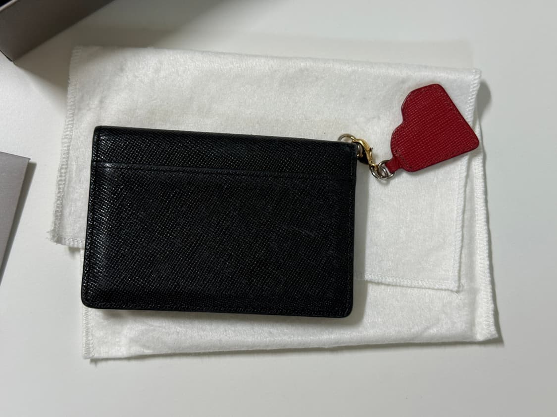 질스튜어트 블랙 카드지갑 하트참 장식 상품이미지3