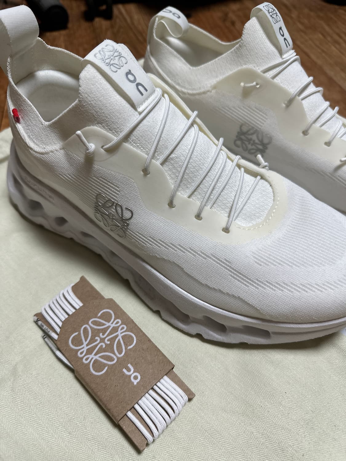 로에베 x 온 러닝 클라우드틸트 2.0 흰색 상품이미지1