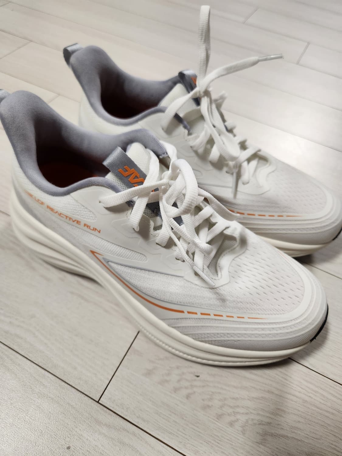 새상품급)르까프 운동화 액티브 러너 남여공용 러닝화 워킹화 사이즈255
 상품이미지6