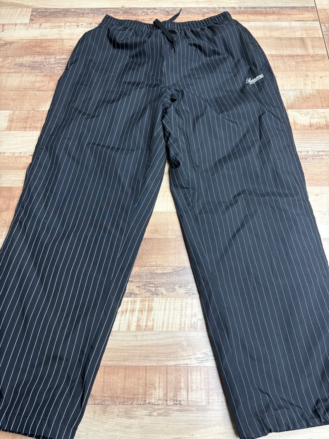 슈프림 리플렉티브 핀스트라이프 트랙 팬츠 블랙 24FW L사이즈 상품이미지1