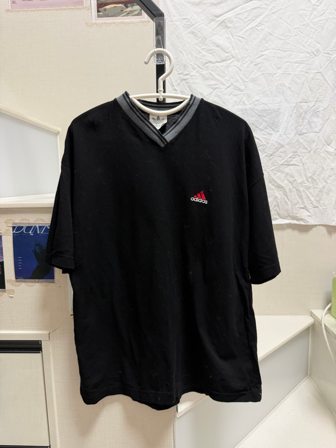 아디다스 브이넥 삼각로고 반팔티 상품이미지1