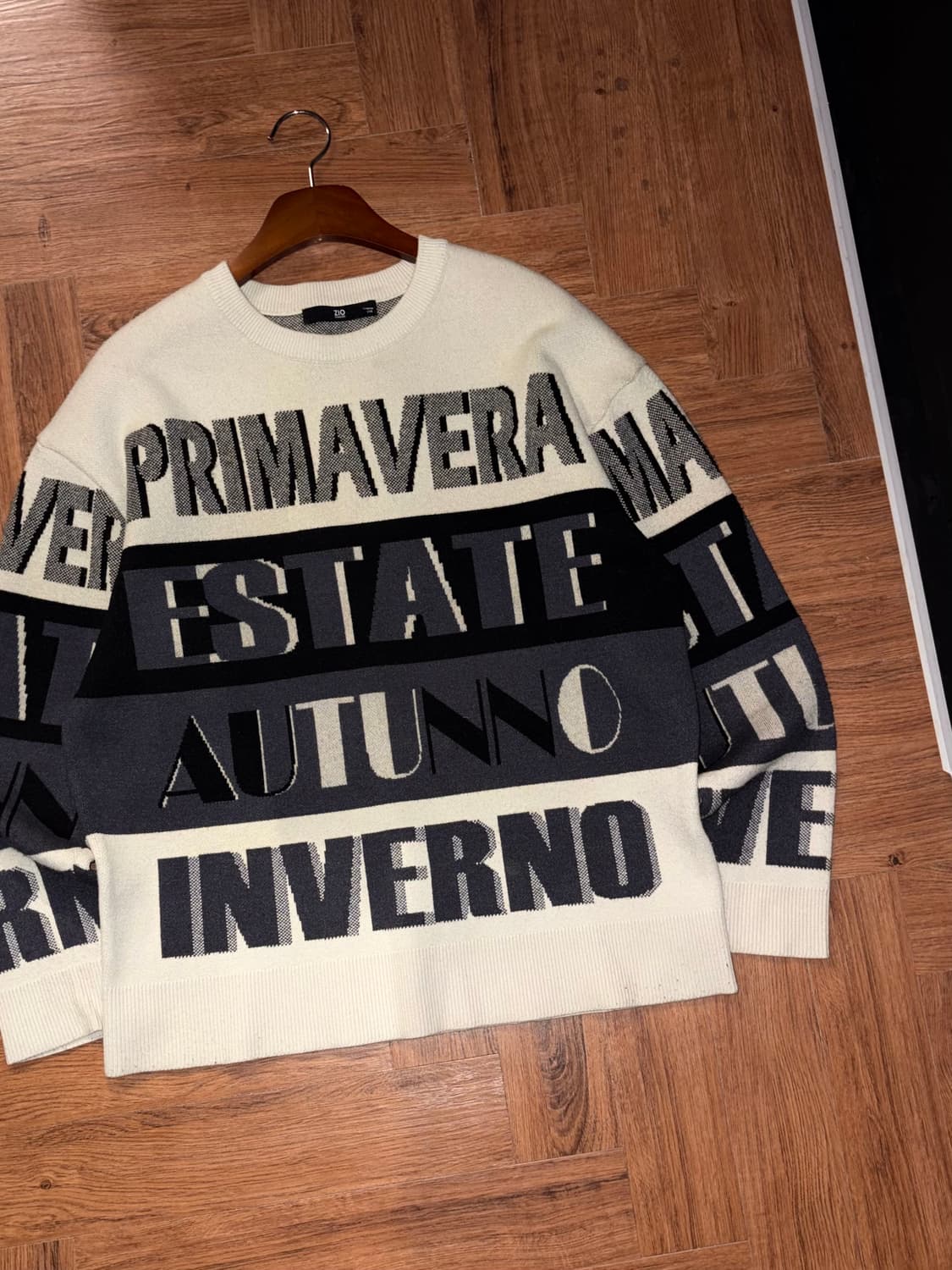 지오송지오 스펠아웃 배색 니트 상품이미지1