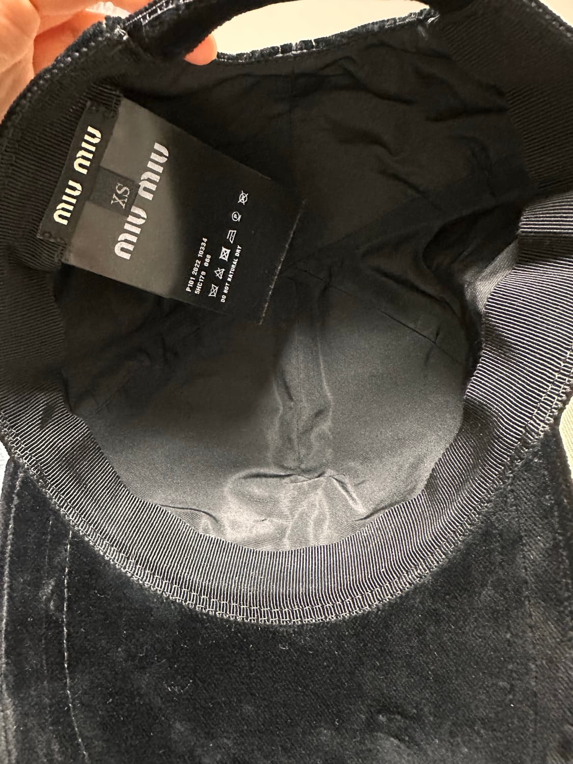 미우미우 벨벳 볼캡 상품이미지3