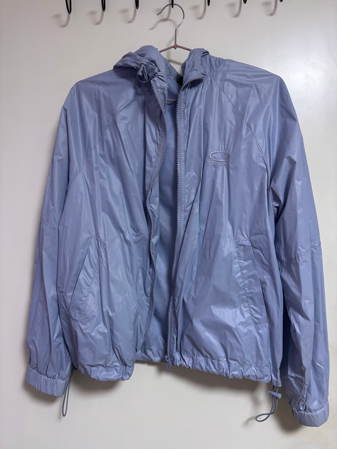 오드스튜디오 글로시 윈드브레이커 스카이블루 상품이미지2