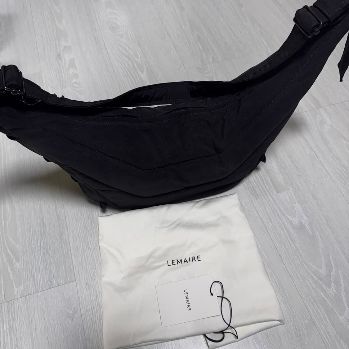 르메르 소프트 게임백 미디움 다크초코 색상 팝니다! 상품이미지3