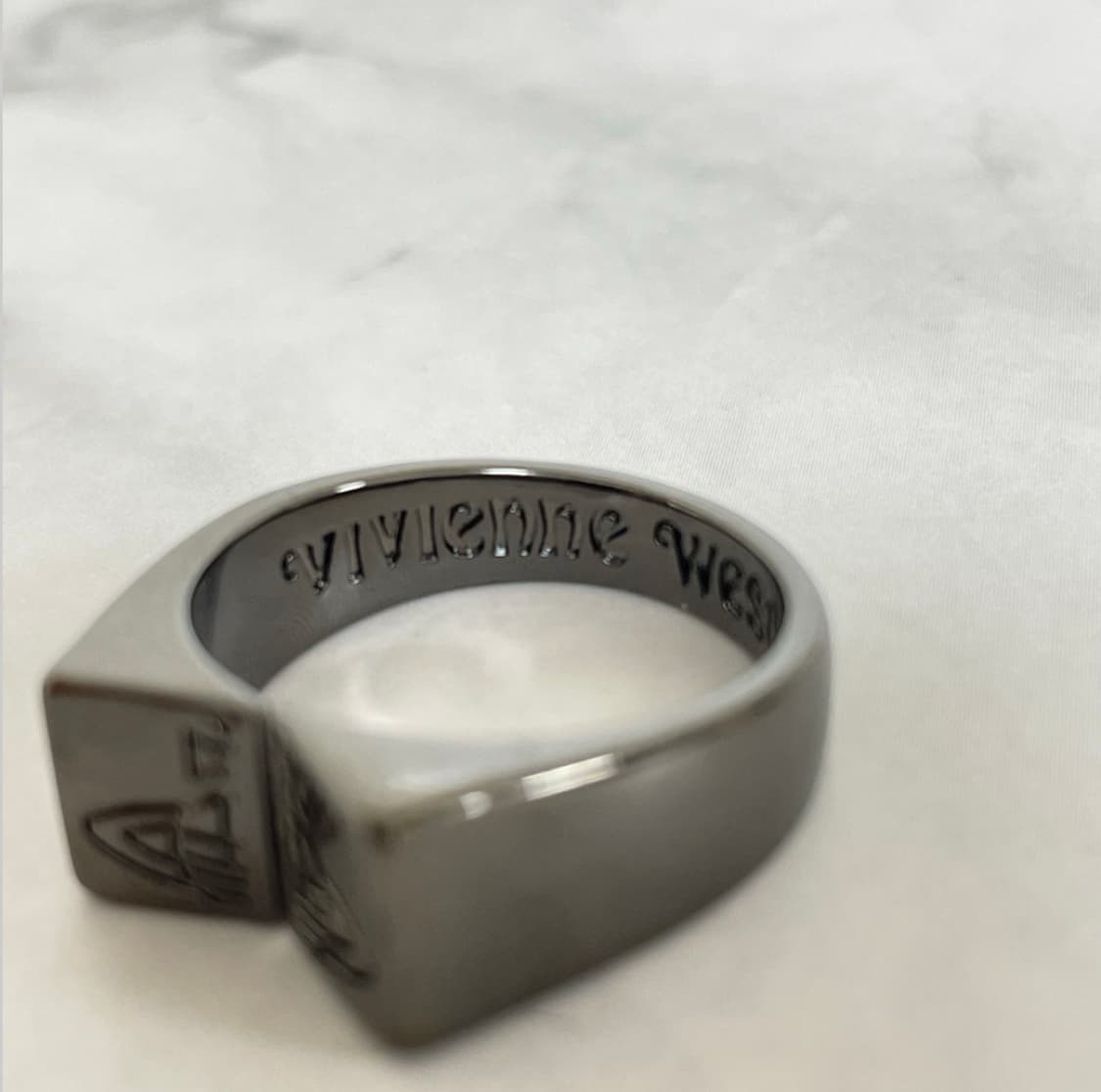 비비안 웨스트우드 아카이브  그레이실버 orb 로고 각인링 반지 상품이미지3