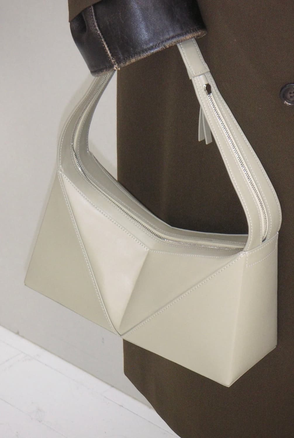 로우클래식 숄더백 카키 상품이미지1