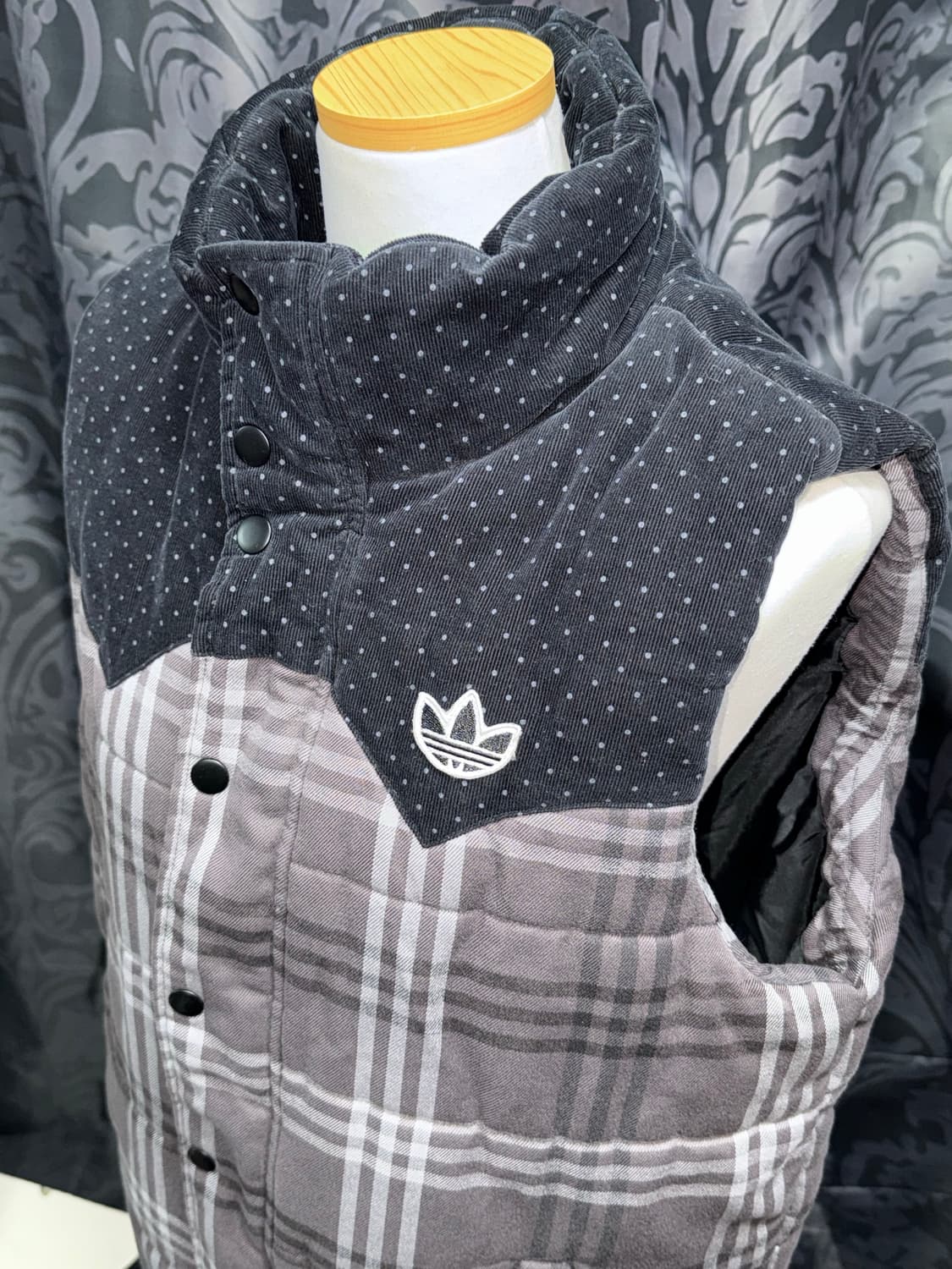 아디다스 도트 벨벳 체크 패딩조끼  상품이미지2