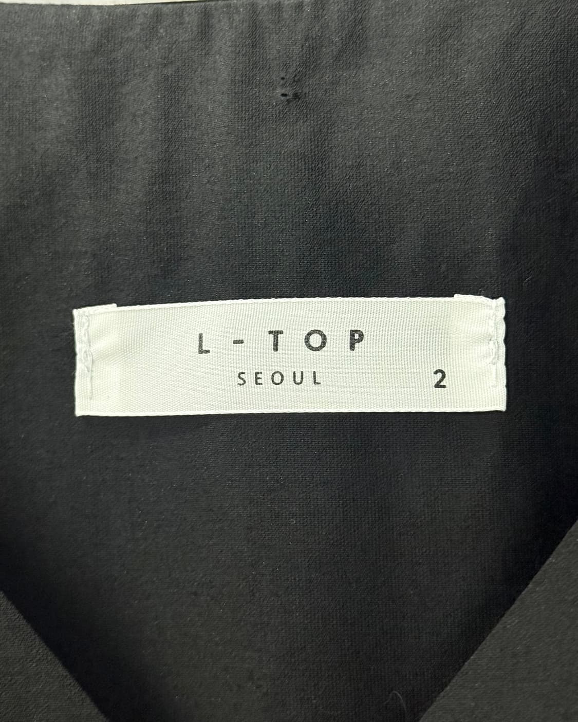 L-TOP 브이넥 블랙 블라우스 셔츠 어깨 소매 퍼프 핀턱 루즈핏 오피스 상품이미지6