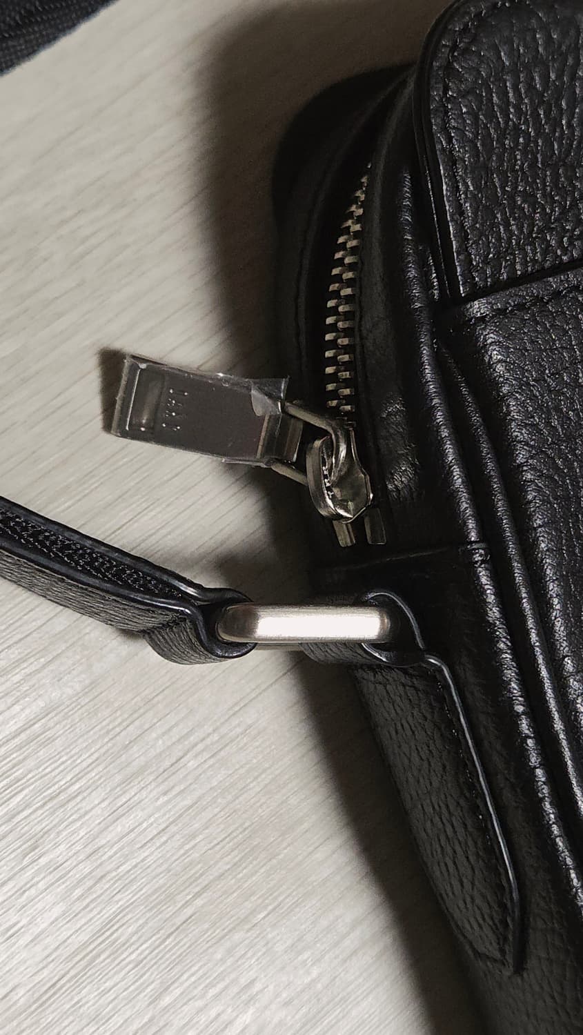 (착샷) 닥스 가죽 크로스백 블랙 Daks 상품이미지4