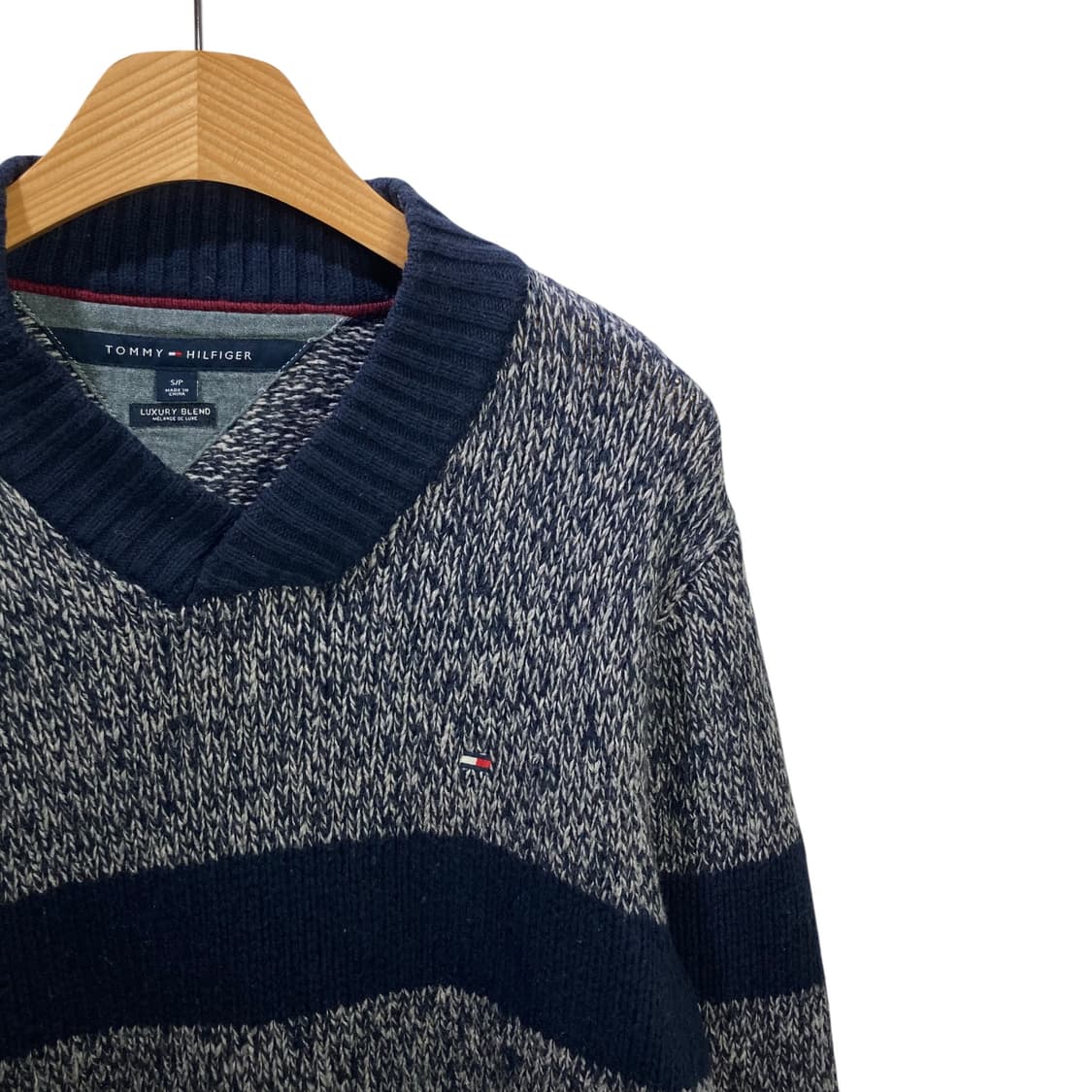 타미힐피거 브이넥 배색 보카시 니트 상품이미지3