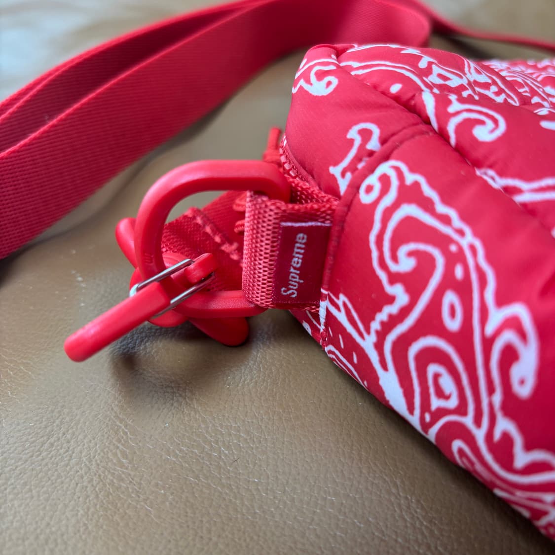 슈프림 퍼퍼 사이드백 레드 페이즐리 반다나 22FW 상품이미지6