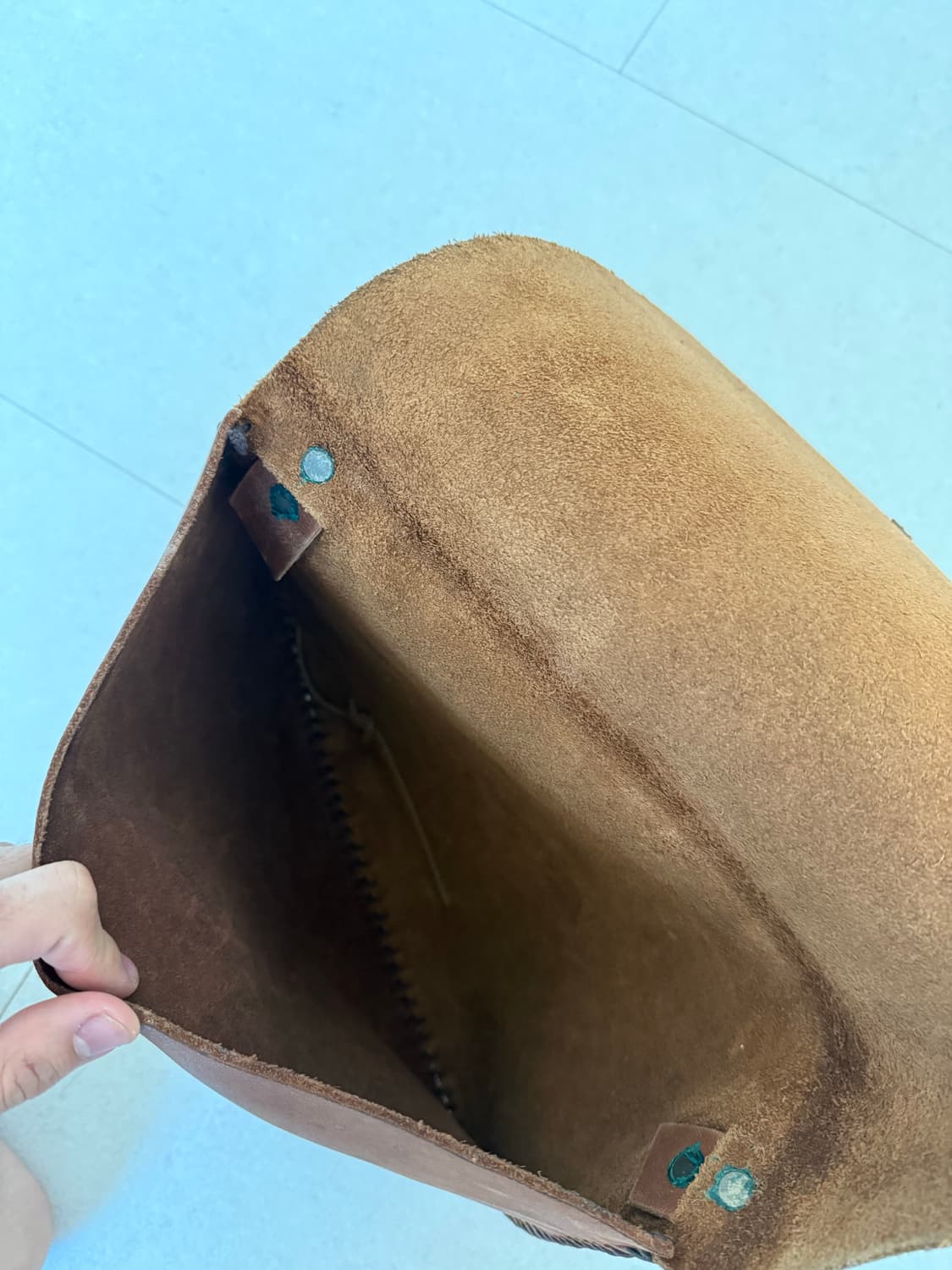 Oak wood button Amber Stitch 레더 크로스백 상품이미지4