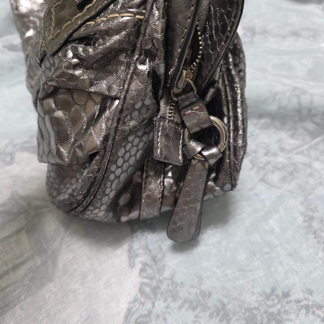 빈티지 Guess 게스 실버 메탈 레더 숄더백 y2k 오네갸루 상품이미지4