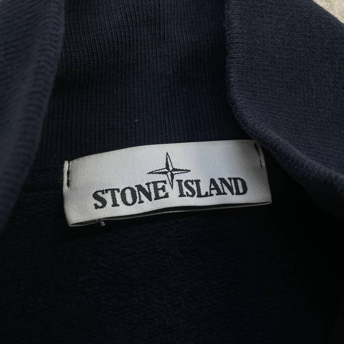 스톤아일랜드 와펜 패치 스웻 집업 네이비 상품이미지4