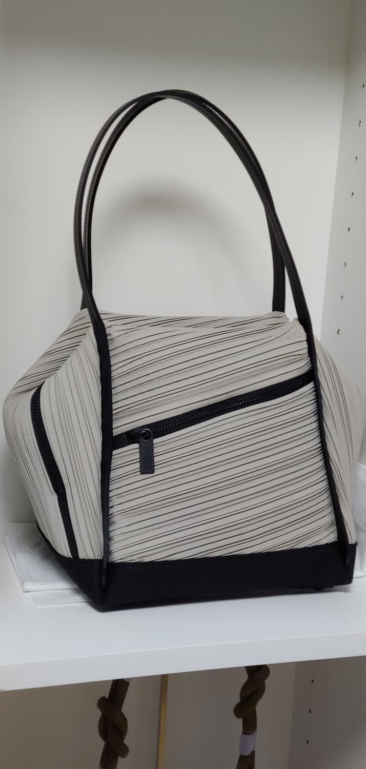 [이세이미야케] 플리츠플리즈 BIAS PLEATS 토트백(라이트 그레이) 상품이미지1