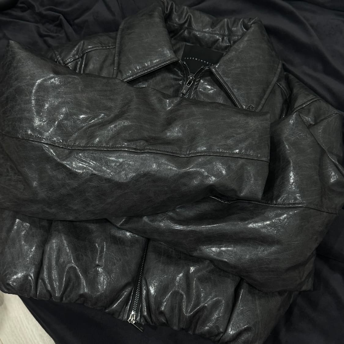 트리밍버드 글로시 레더 숏 패딩 점퍼 [Charcoal] 상품이미지2