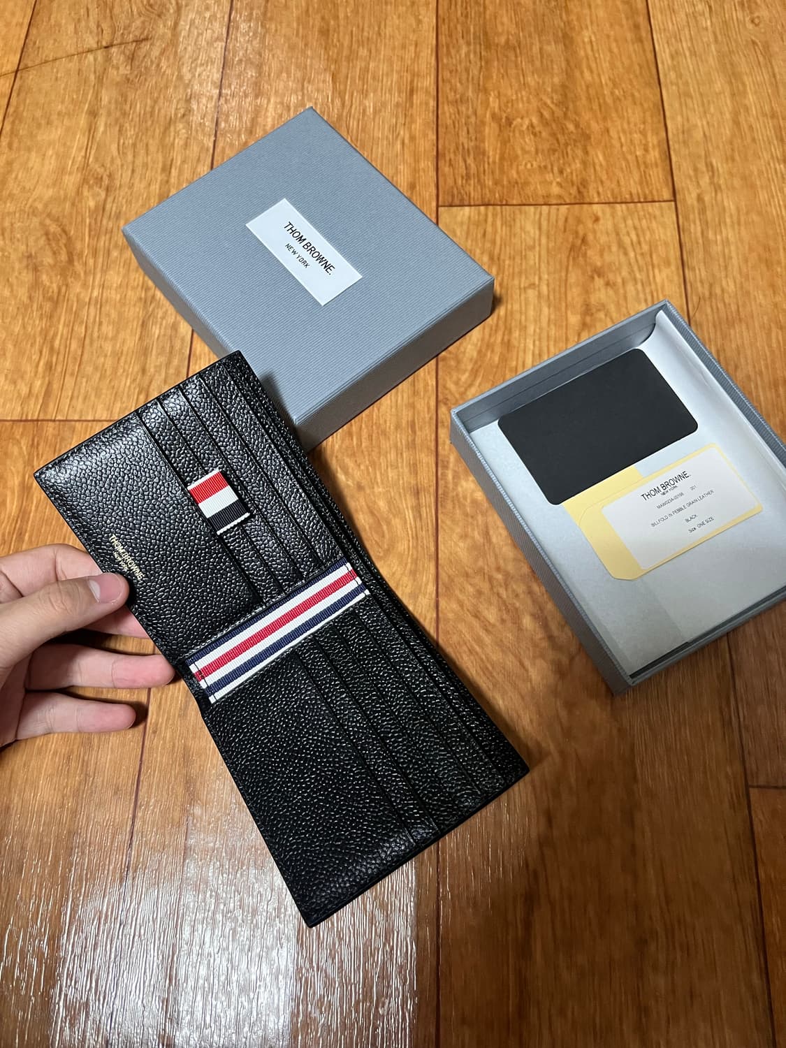 톰브라운 페블 레더 반지갑 블랙 상품이미지4