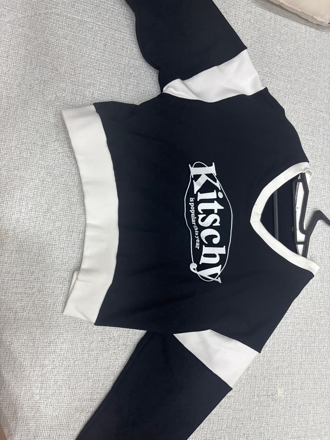 Kitschy 키치 블랙 맨투맨 티셔츠 상품이미지1