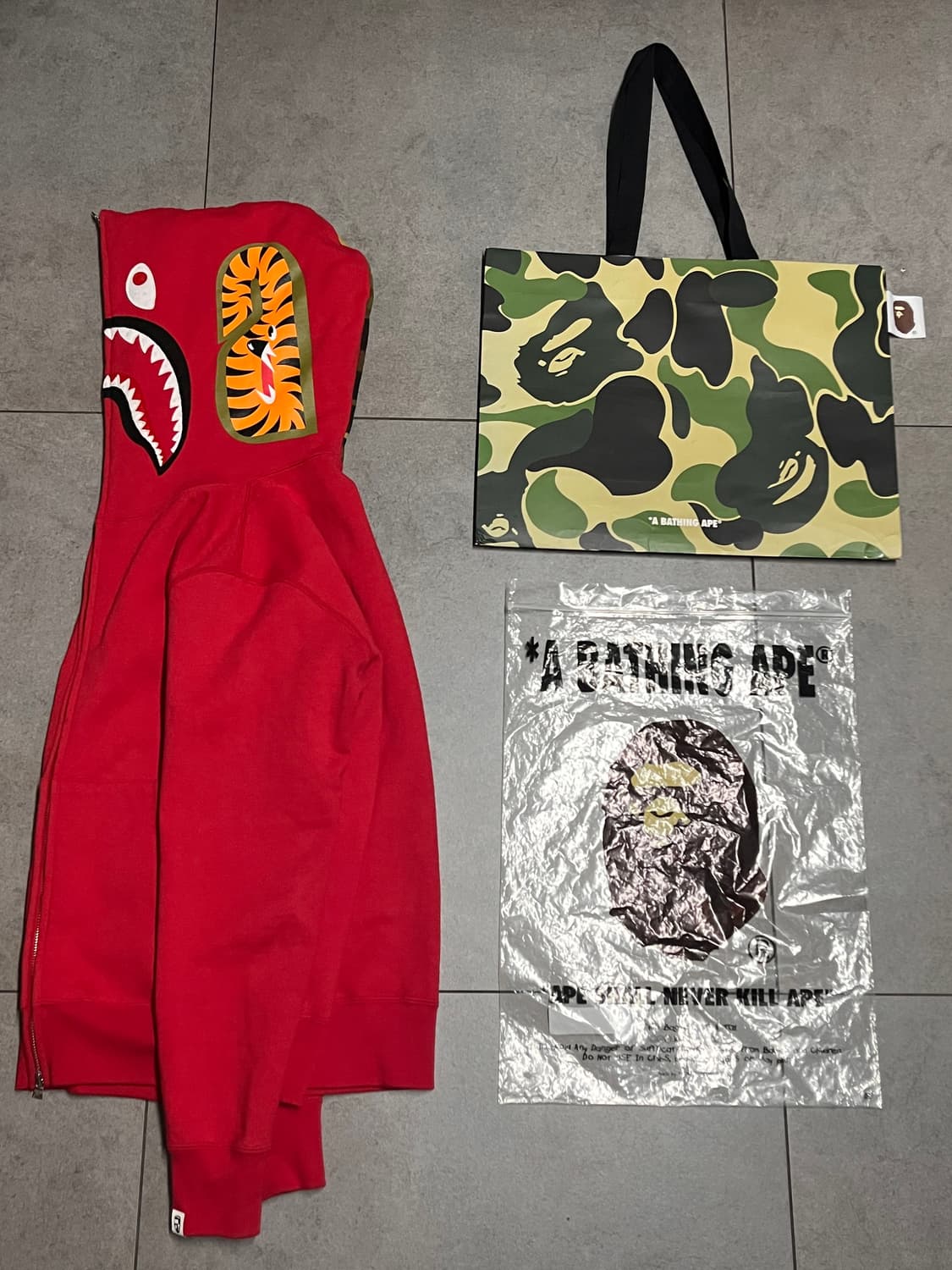 새상품급)베이프 레드 적계 샤크 후드집업  상품이미지2