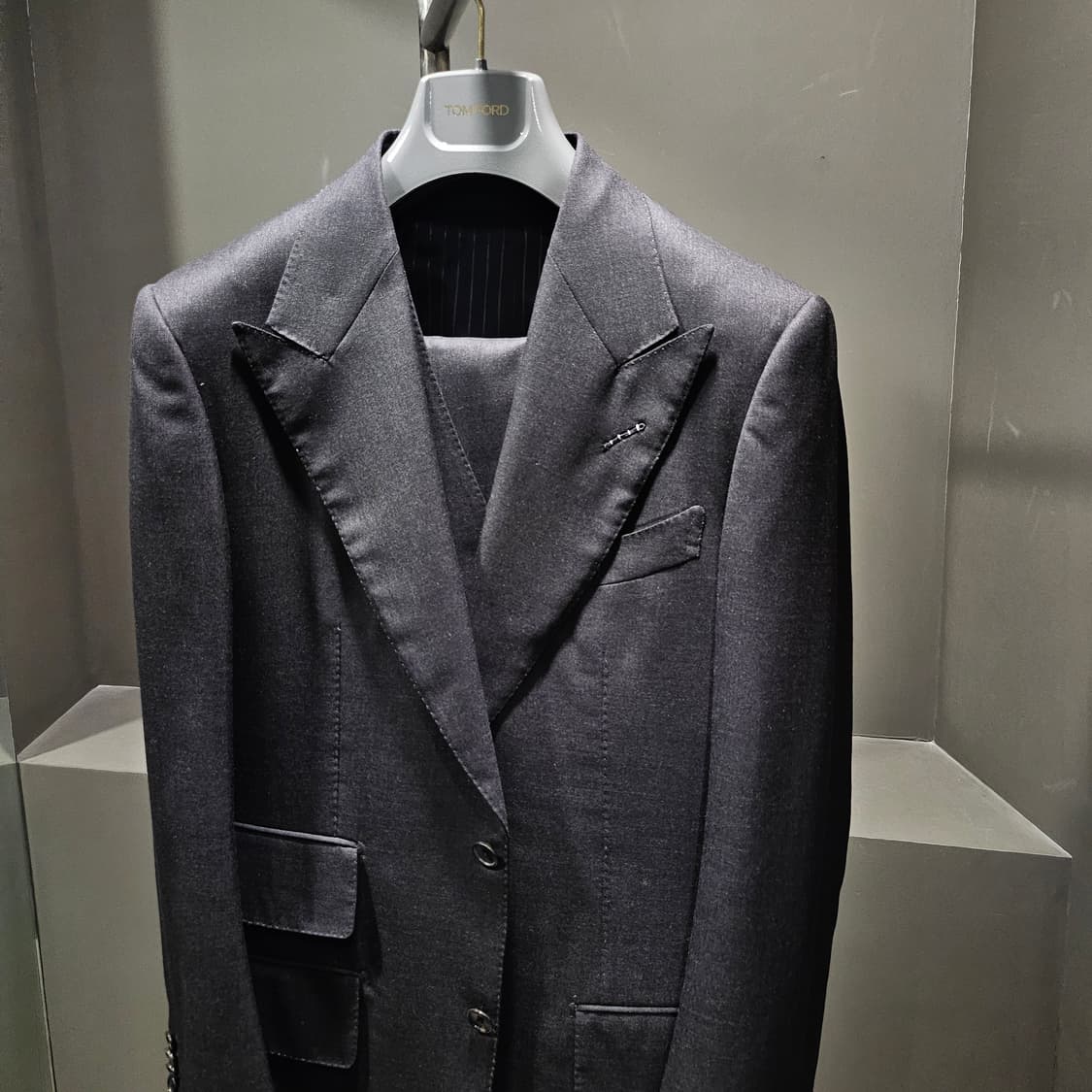 톰포드 챠콜 그레이 피크드라펠 3피스 수트셋업 상품이미지2