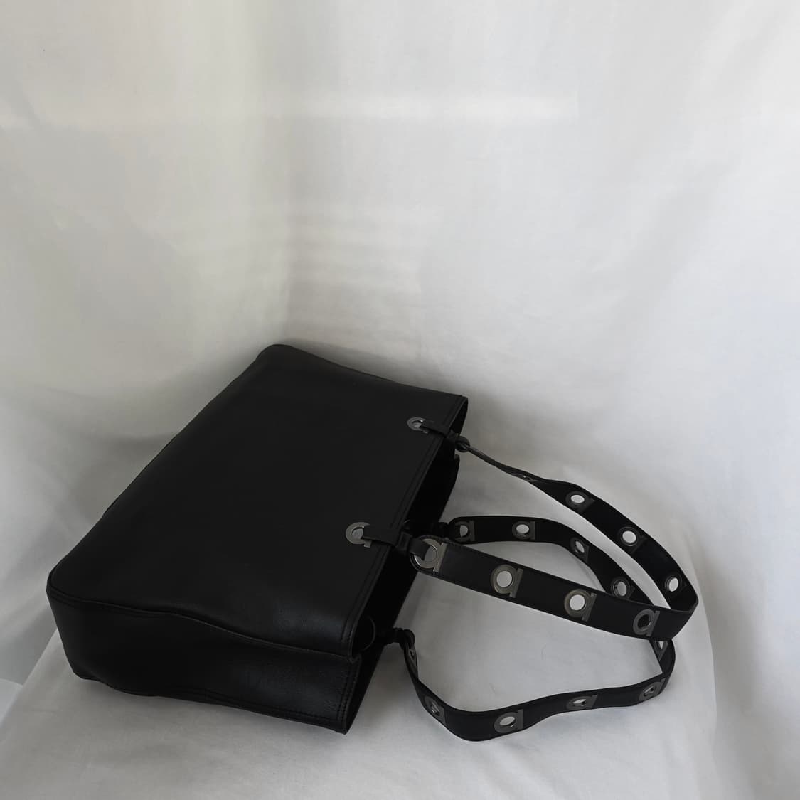 [정품 Ferragamo] 페레가모 빈티지 간치니버클 레더 숄더백 쇼퍼백 상품이미지5