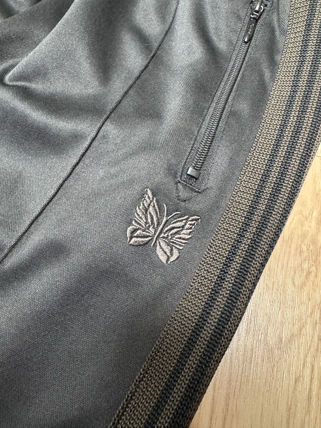 니들스 버터플라이 내로우(스트레이트핏) 트랙팬츠 블랙/브라운 XL 상품이미지4