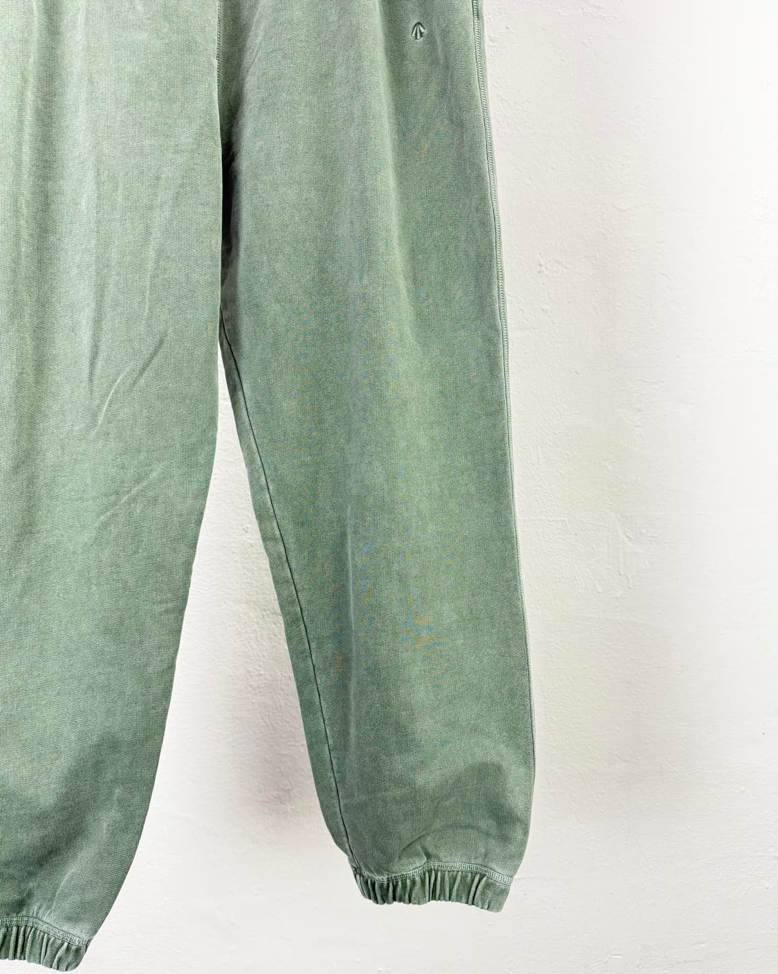 나이젤 카본 피그먼트 다잉 아미 애로우 로고 스웨트 조거 팬츠 상품이미지5