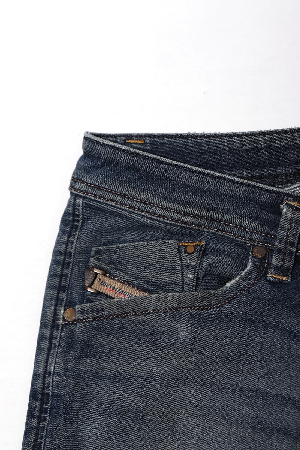 DIESEL DARRON 레귤러 슬림 스트레이트 워싱 투웨이 데님 진  상품이미지4