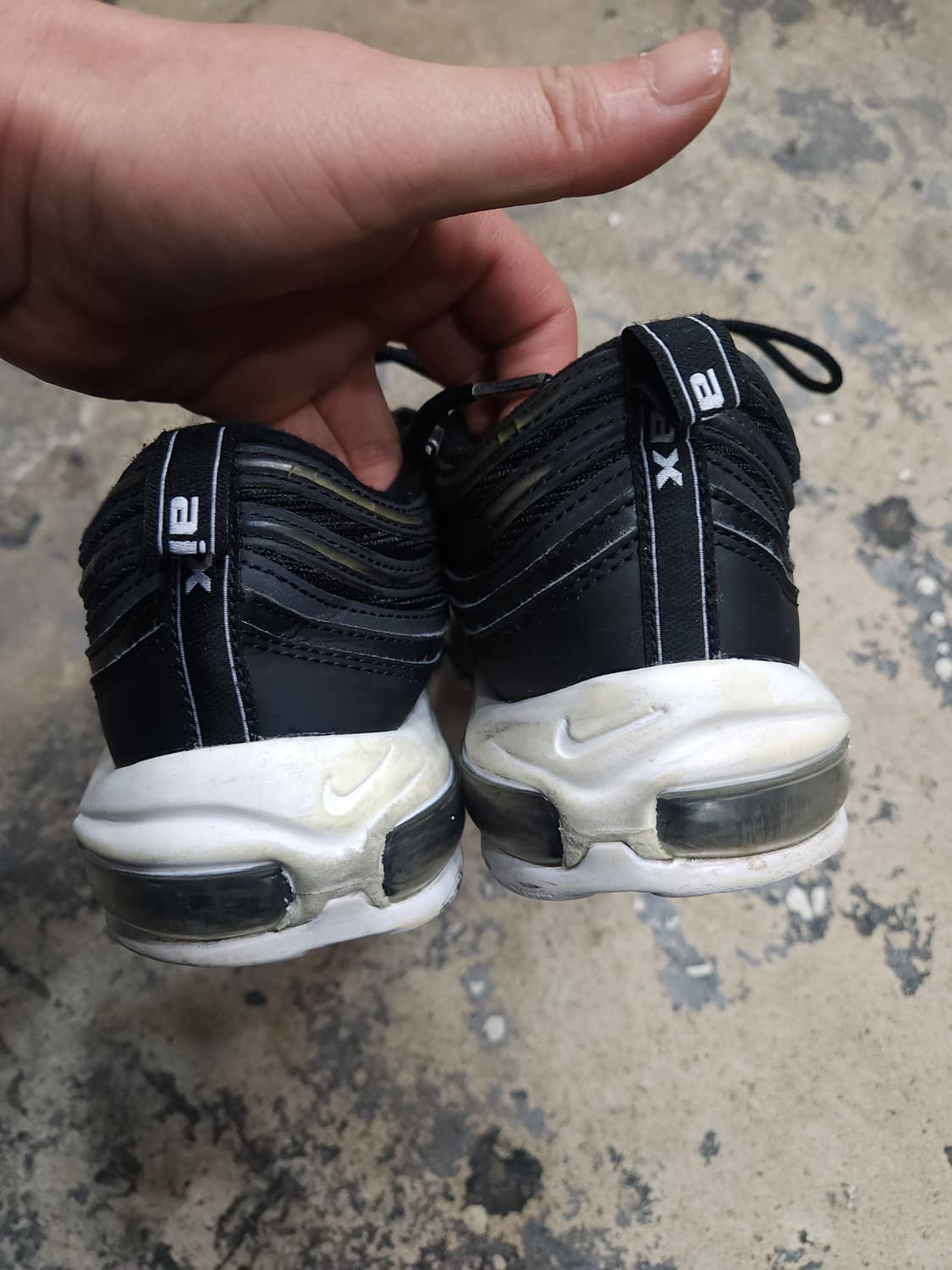 나이키 에어맥스97 블랙 화이트 305mm

 상품이미지7