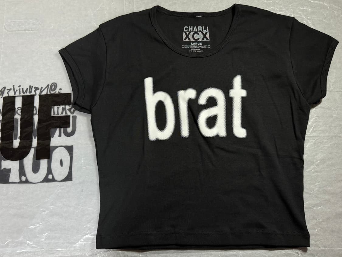 [L] 찰리 xcx brat 티셔츠 블랙 원유니버스 공식 MD 상품이미지1