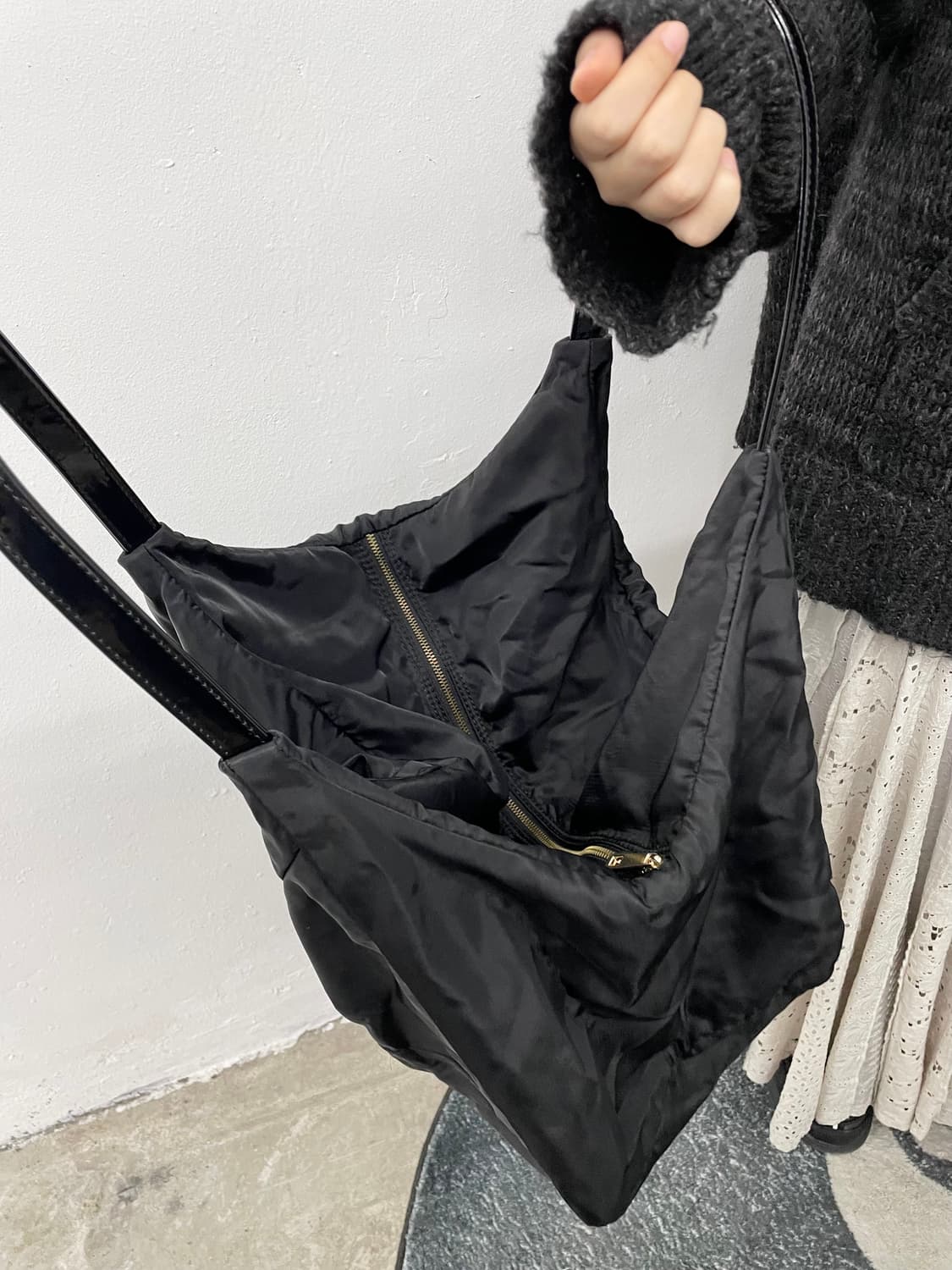 블랙 나일론 절개 호보백 상품이미지3