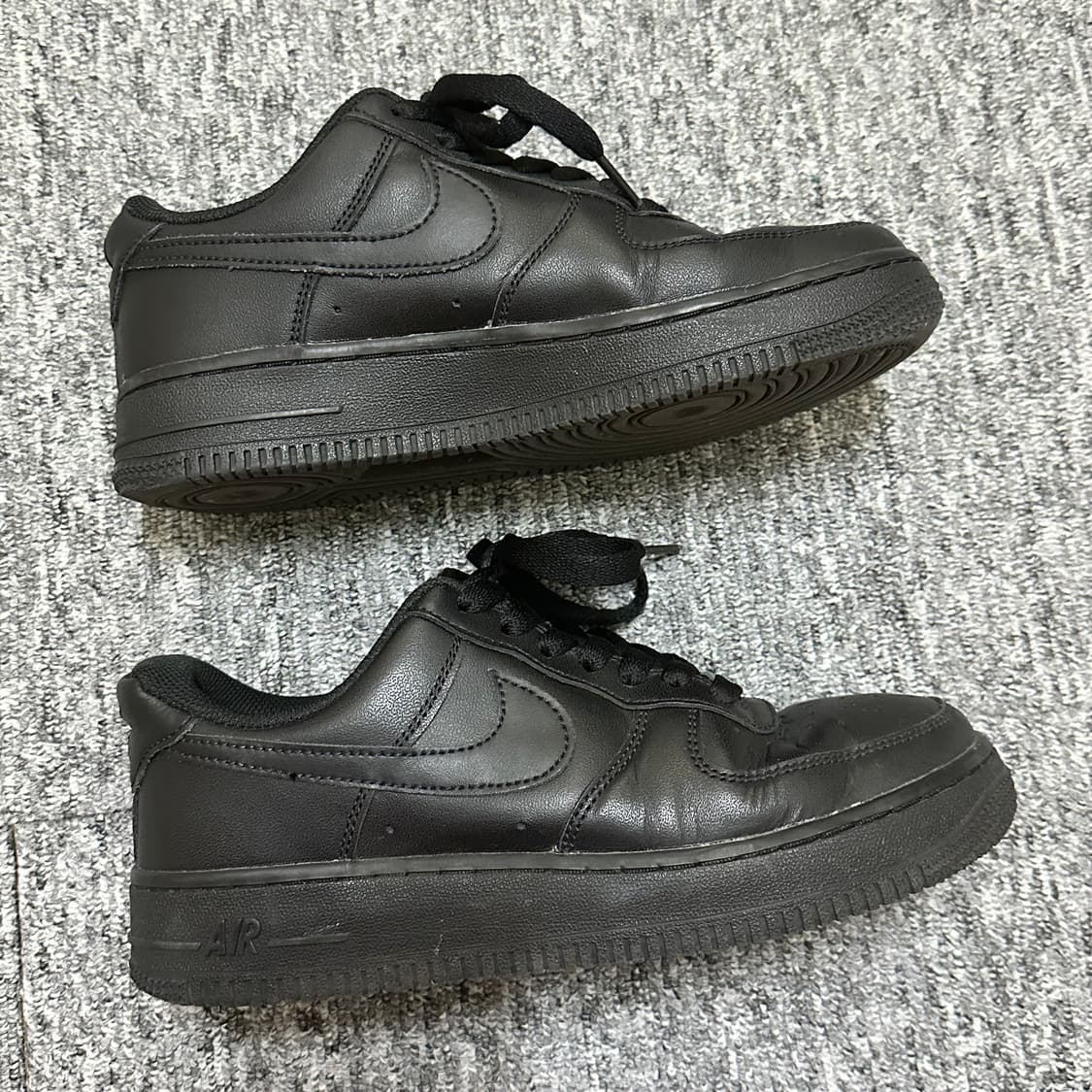 두켤레 가격! 나이키 에어포스 블랙 & 화이트 235 상품이미지5