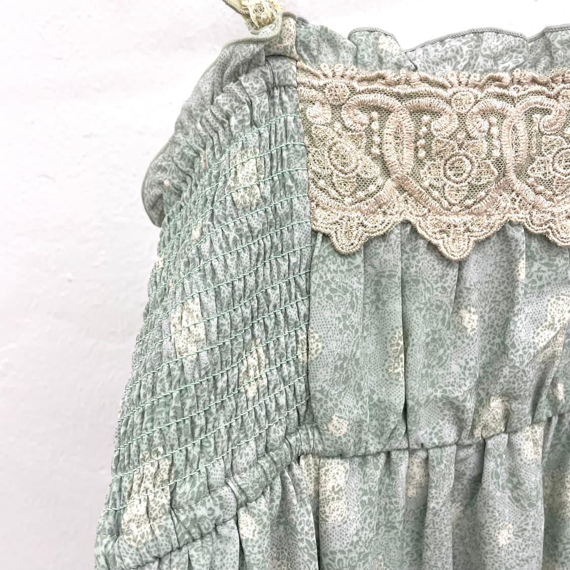 Axes femme lace trim smoked ruffle dress 상품이미지4
