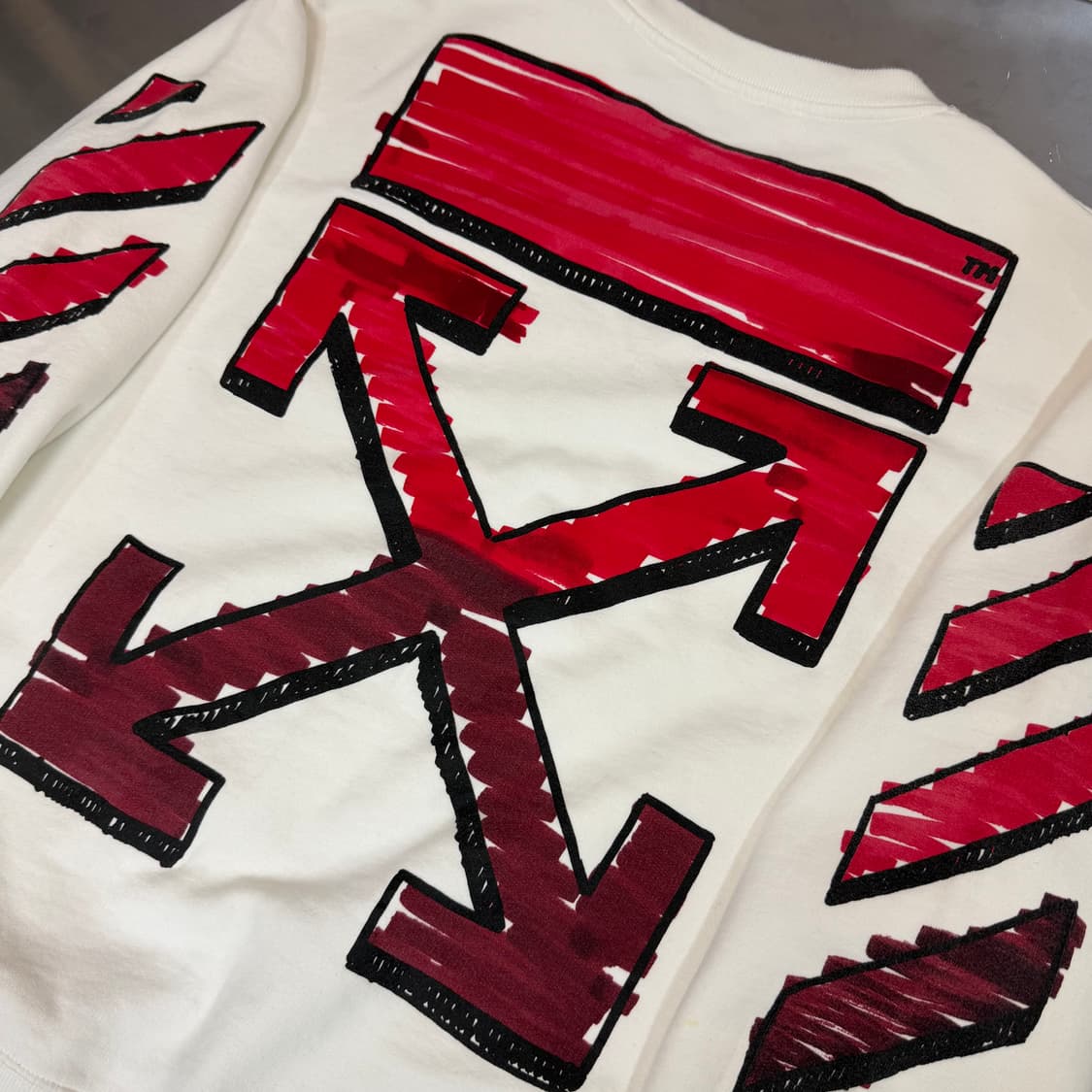 [리오브] 오프화이트 그라데이션 마커 애로우 맨투맨 상품이미지3