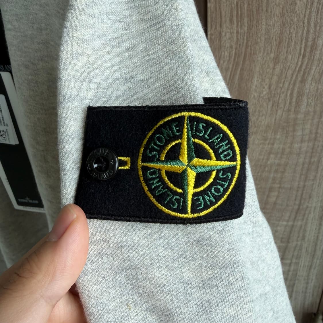 새상품(L)스톤아일랜드 와펜 리버시블 롱슬리브 맨투맨 그레이 옐로우 상품이미지3