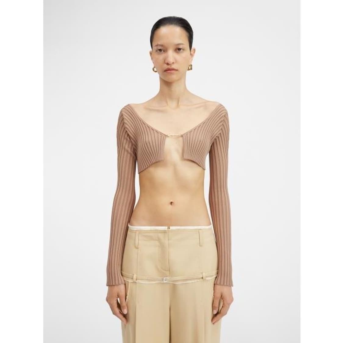 자크뮈스 마이크로 참 로고 크롭 가디건 베이지 상품이미지1