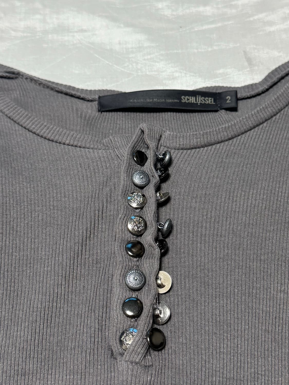 “ SCHLUSSEL” Beads Detail Short T-shirt 상품이미지2