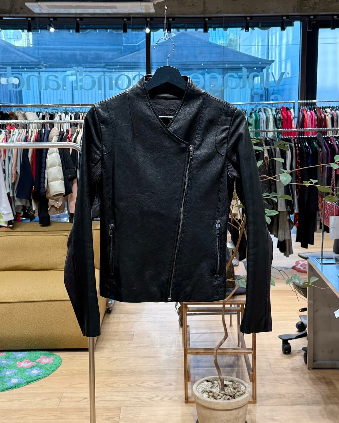 쟈딕 앤 볼테르 블랙 쉽스킨 스터드 버이커 자켓 상품이미지1