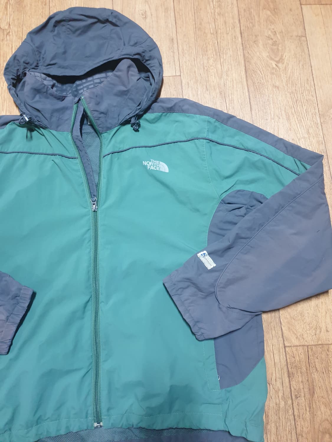 1221 노스페이스 아웃도어 바람막이 115~120 사이즈입니다 상품이미지3