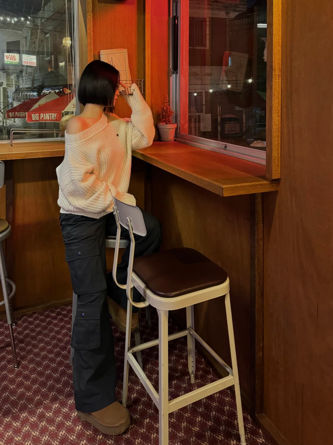 보헤미안서울 넥 컷아웃 루즈핏 니트 상품이미지4