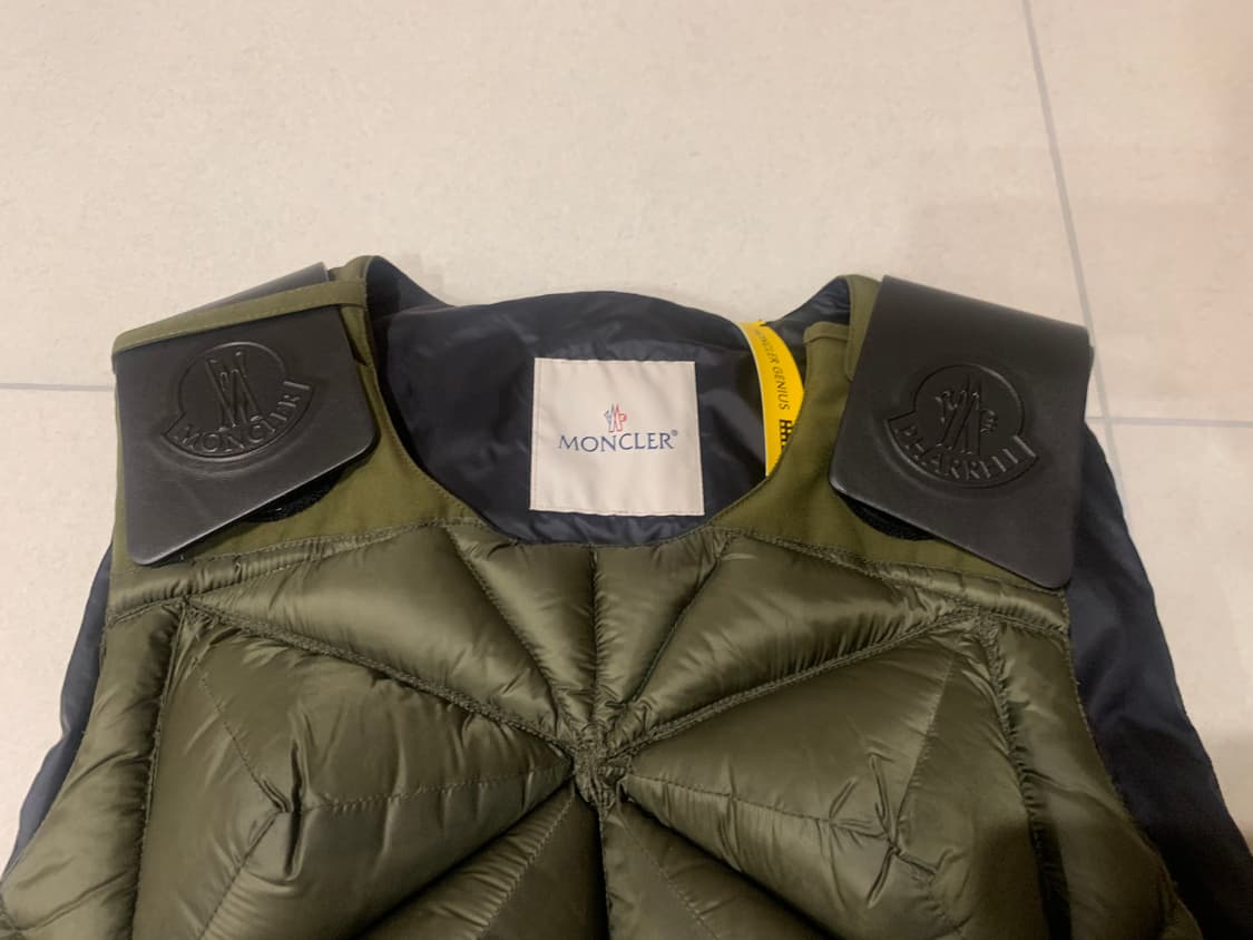 몽클레어 x 퍼렐 다운 베스트 상품이미지3