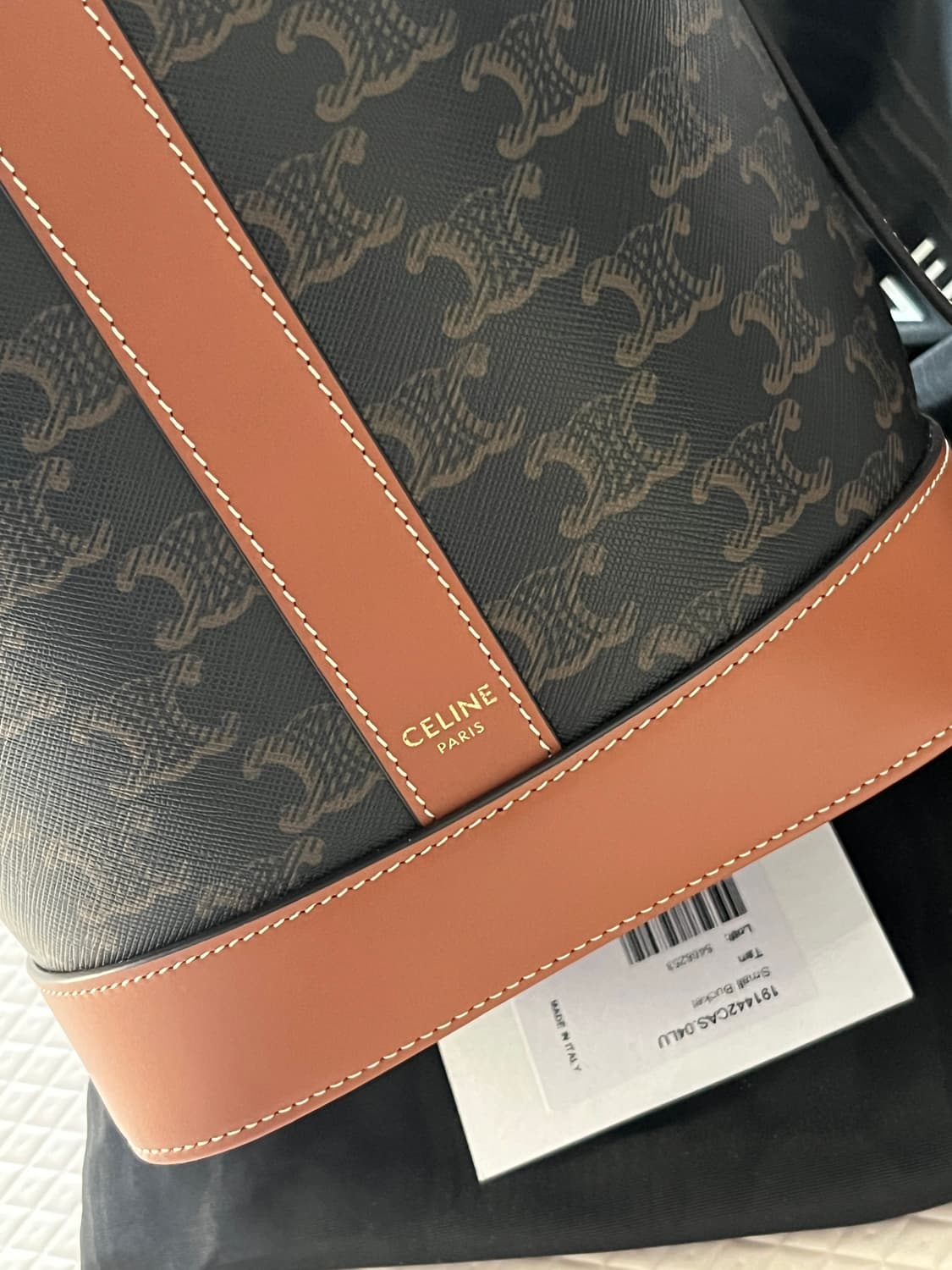 셀린느 스몰 버킷백 탄 상품이미지3