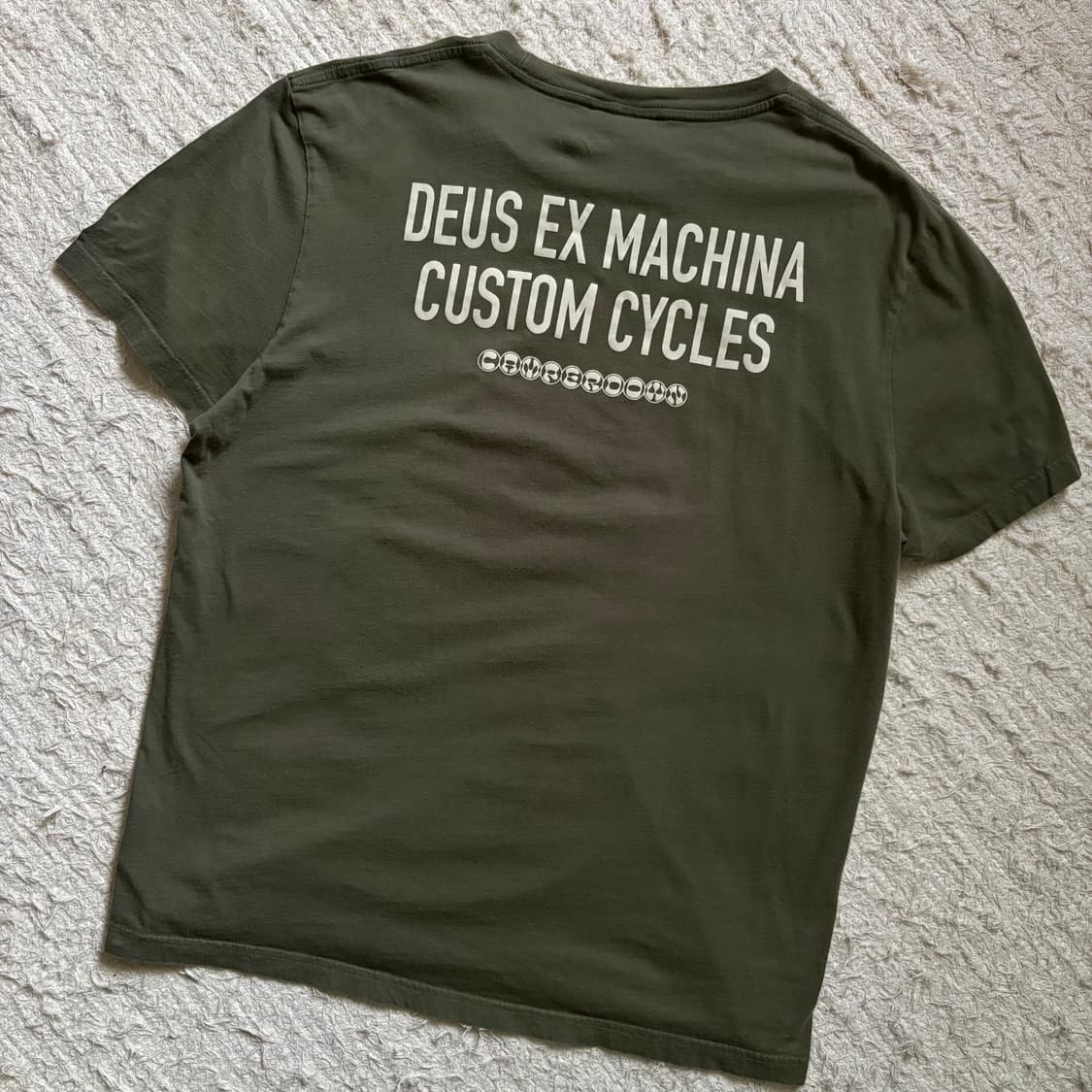 데우스 엑스 마키나 후면 포인트 카키 반팔 티셔츠 상품이미지4