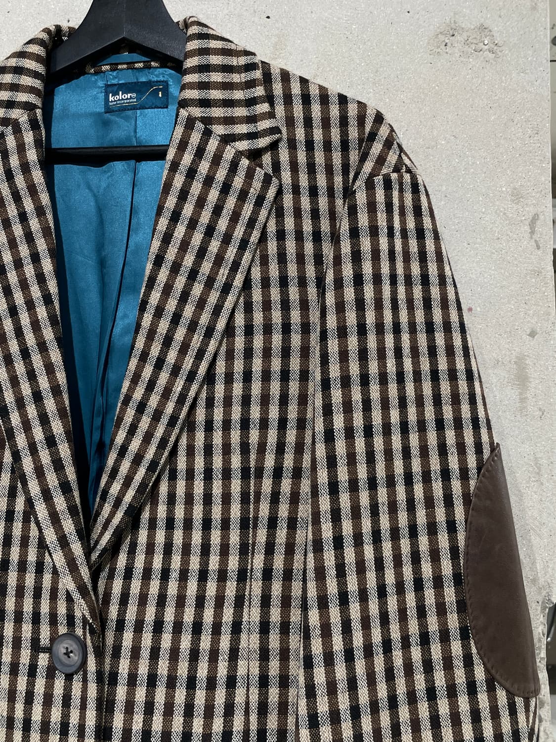 컬러 20F/W 브라운 암 레더 패치 체크 블레이저 상품이미지3