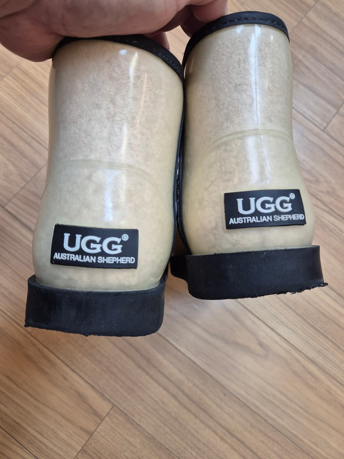 어그 클리어 부츠 EU37사이즈 팝니다. 겉은 클리어 소재로 되어있고,  상품이미지5