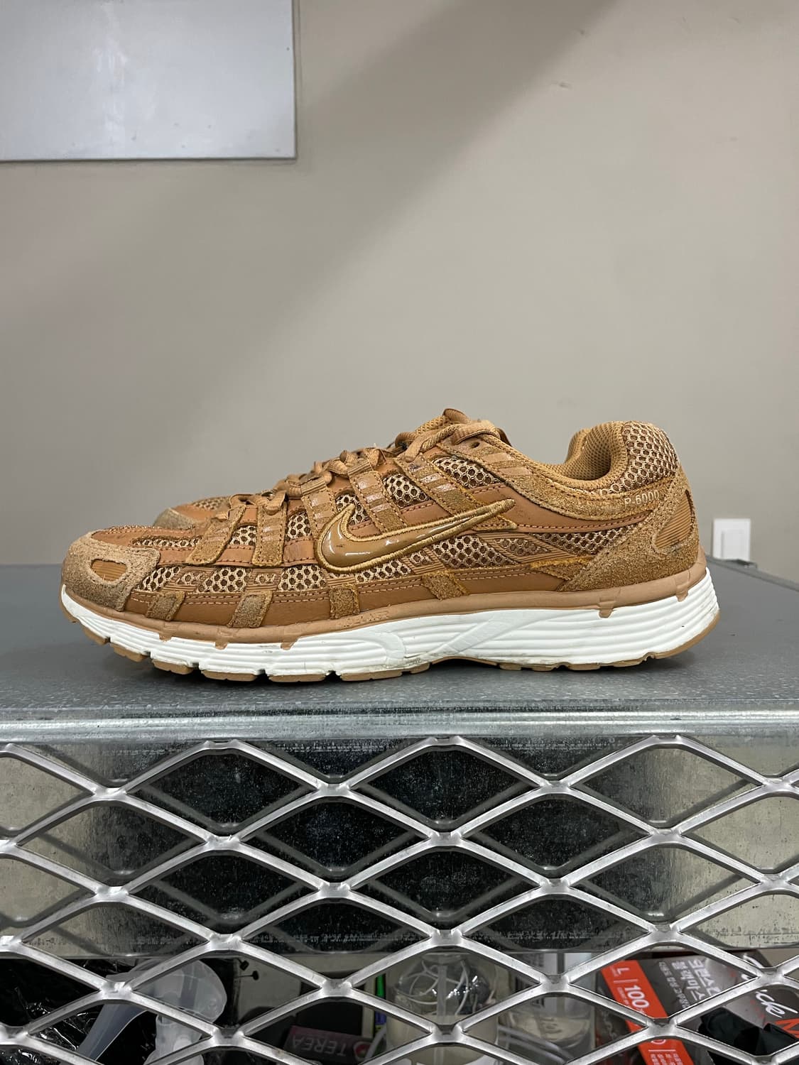 나이키 P-6000 SE 플랙스 메탈릭 골드 270 상품이미지1