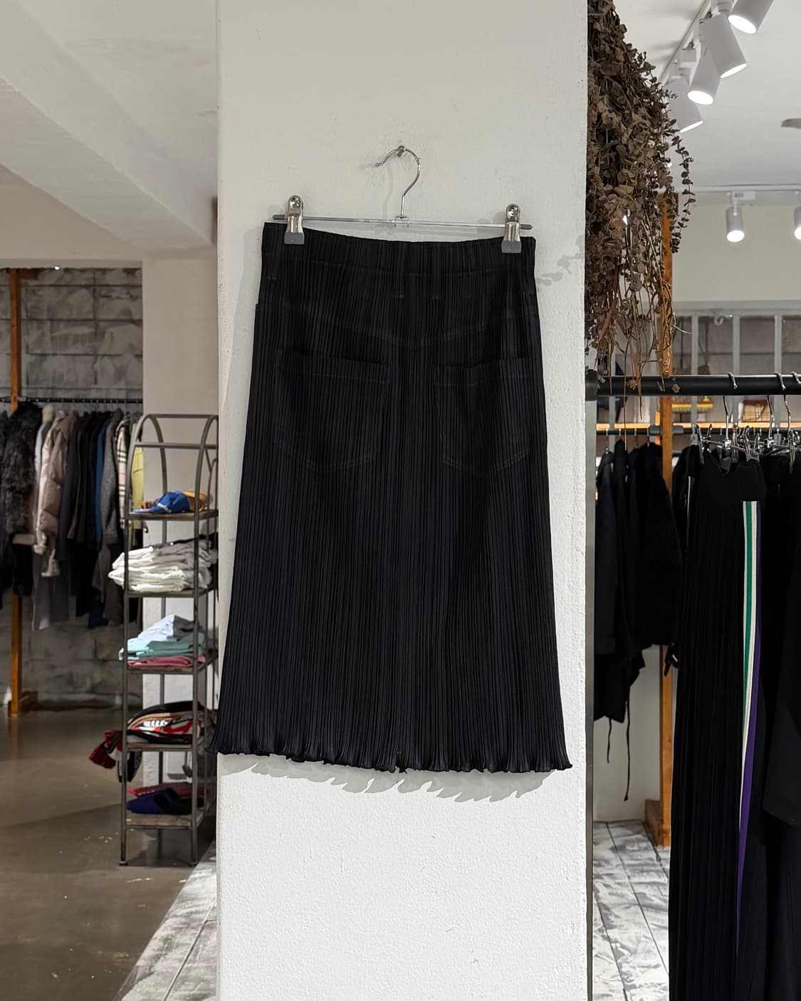 플리츠 플리즈 블랙 오픈넥 하프티셔츠/ 스티치 디테일 스커트 셋업 상품이미지7
