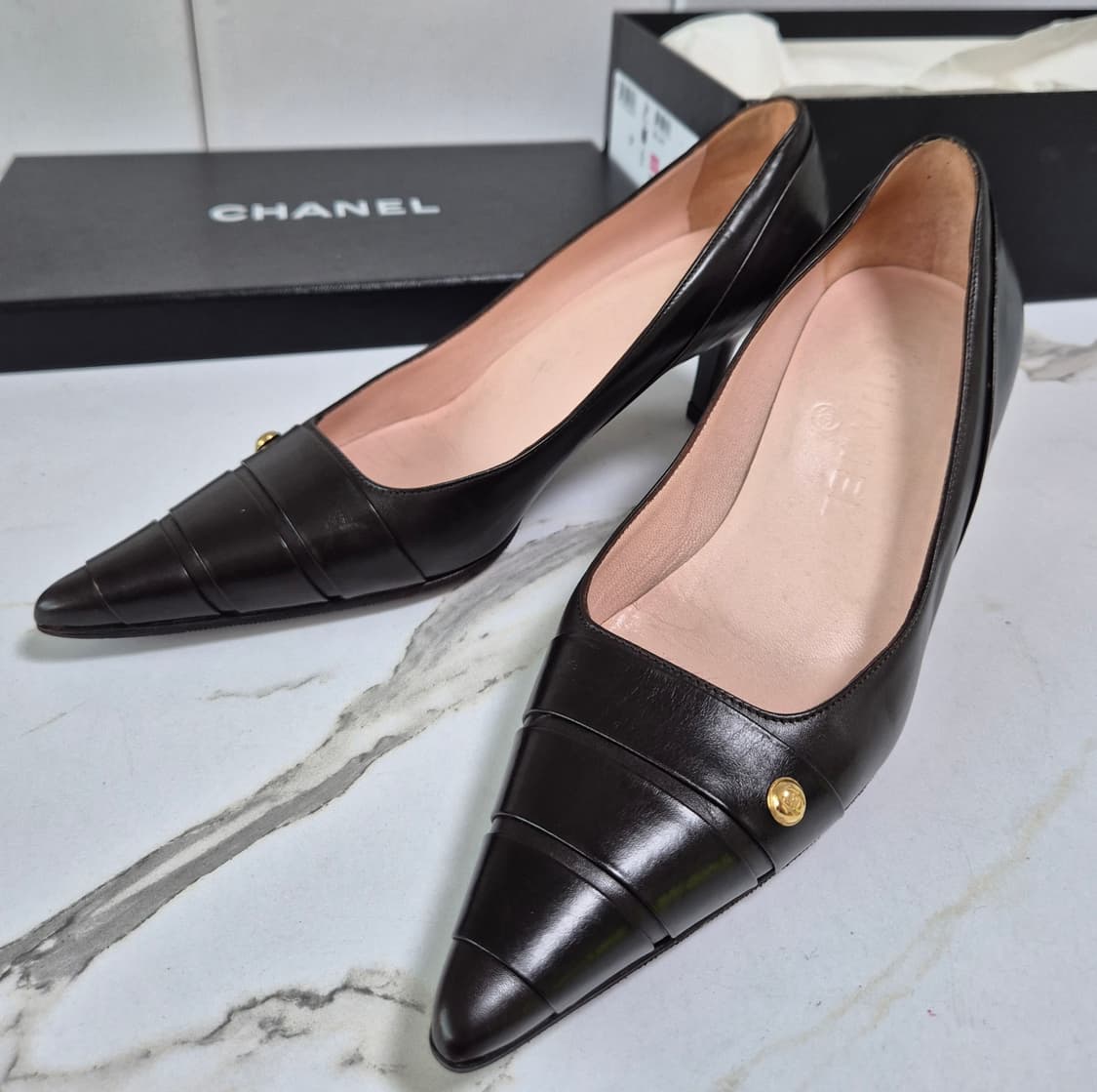 (정품) 샤넬 다크 브라운 가죽 힐 펌프스 36 상품이미지1