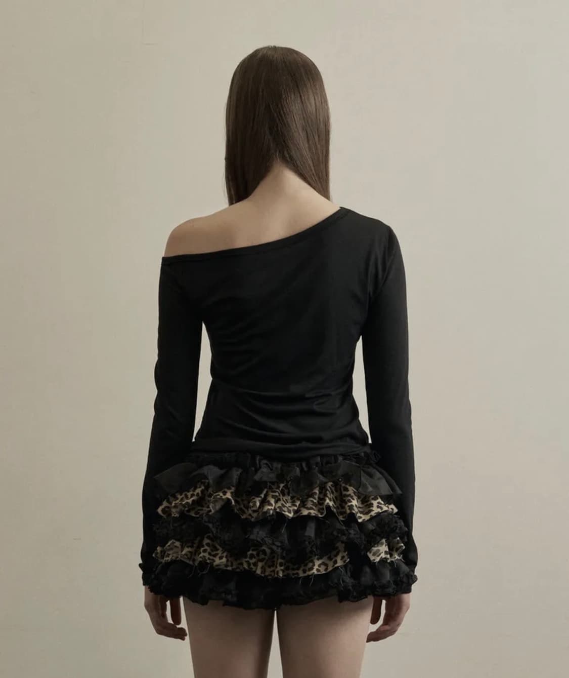 일리오 블랙 러버 원 숄더 롱슬리브 상품이미지2